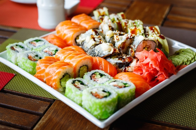 Set di sushi di diversi tipi su un piatto