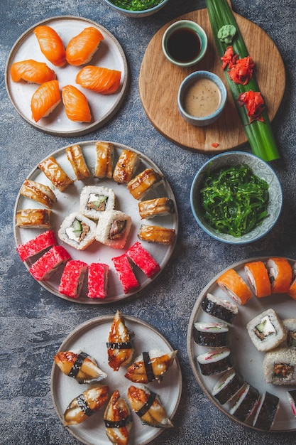 Set di sushi e involtini