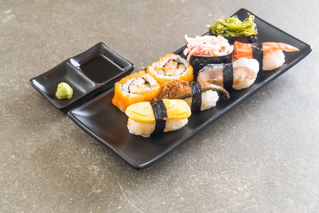 Set di sushi e maki roll