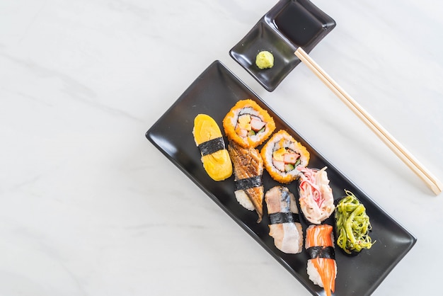 Set di sushi e maki roll