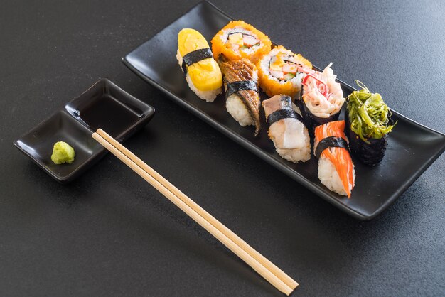 Set di sushi e maki roll