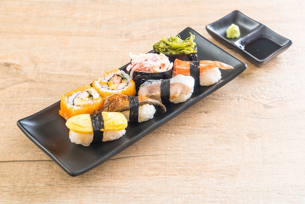 Set di sushi e maki roll