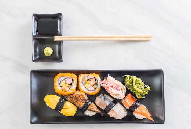 Set di sushi e maki roll