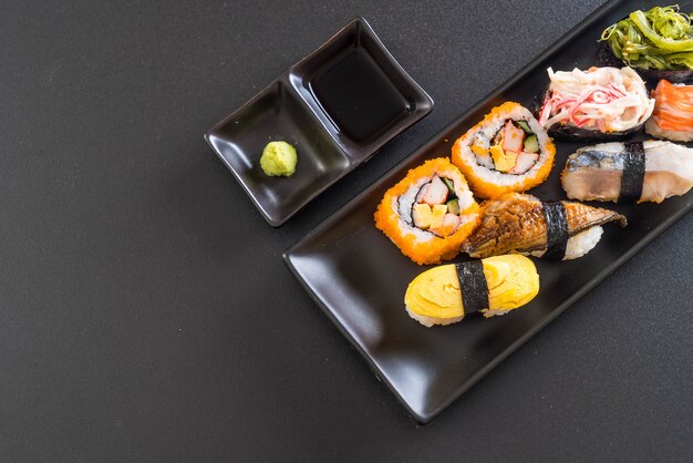 Set di sushi e maki roll