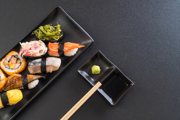 Set di sushi e maki roll