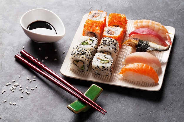 Set di sushi e maki roll