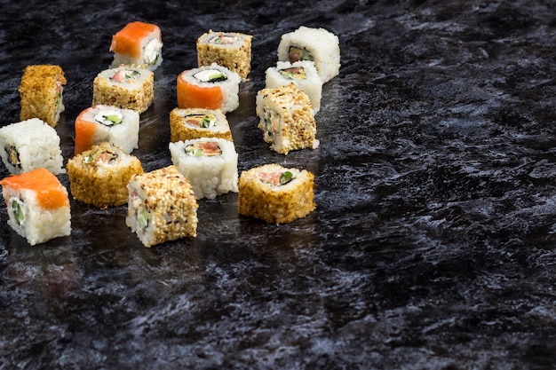 Set di sushi e maki su tavolo di pietra Vista dall'alto con spazio per la copia