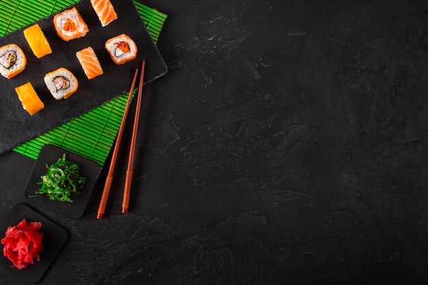 Set di sushi e maki sul tavolo di pietra.