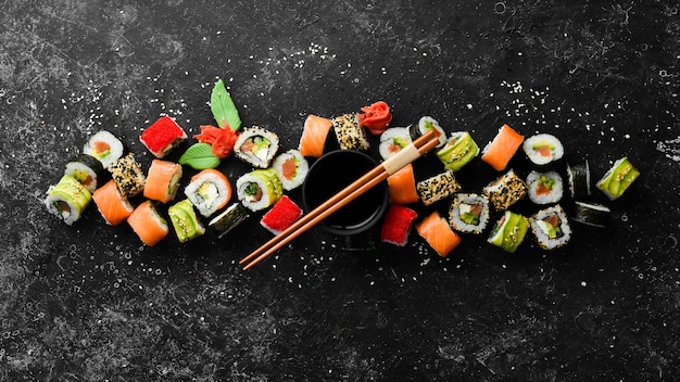 Set di sushi e salsa di soia Cucina tradizionale giapponese Vista dall'alto Stile rustico