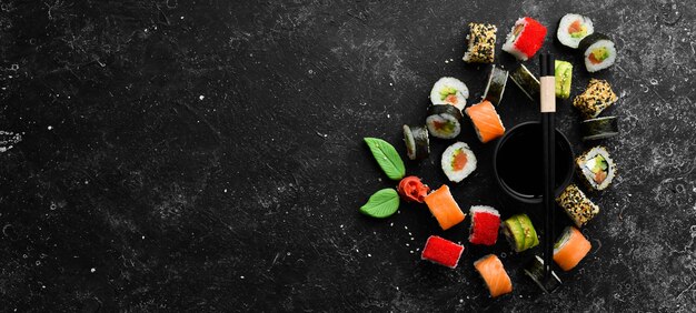 Set di sushi e salsa di soia Cucina tradizionale giapponese Vista dall'alto Stile rustico