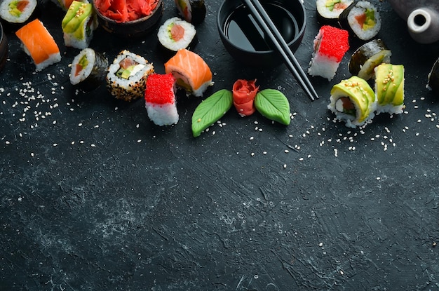 Set di sushi e salsa di soia Cucina tradizionale giapponese Vista dall'alto Stile rustico