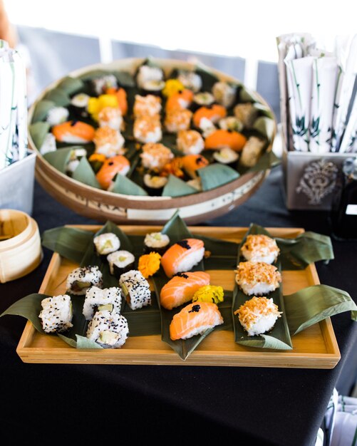 Set di sushi fresco e maki su tavola di legno.