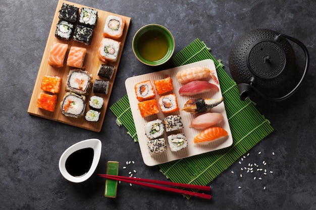 Set di sushi maki e tè verde