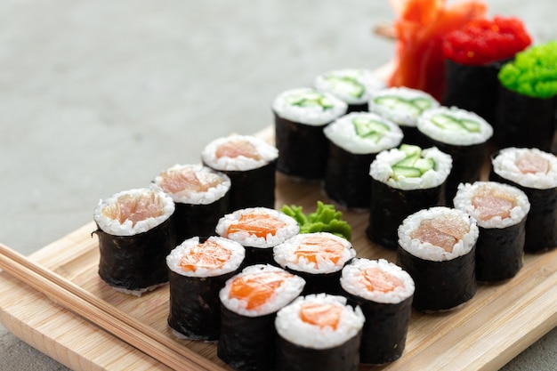 Set di sushi maki servito sulla fine del vassoio in legno