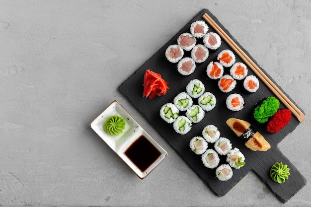Set di sushi maki servito sulla fine del vassoio in pietra nera