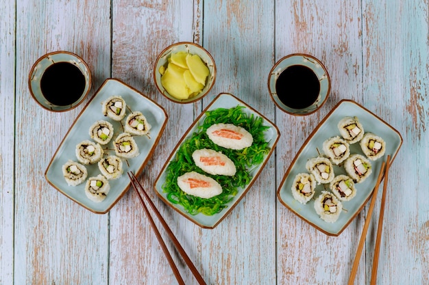 Set di sushi roll con salsa di soia, zenzero e bacchette