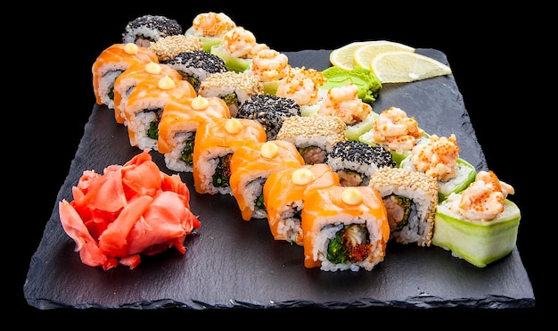 Set di sushi rotoli su sfondo nero