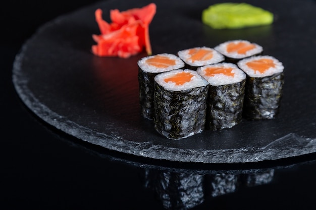 Set di sushi rotoli su sfondo nero