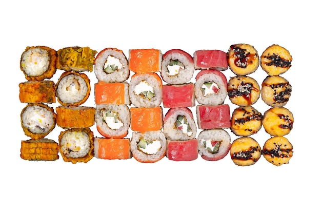 Set di sushi servito su sfondo bianco