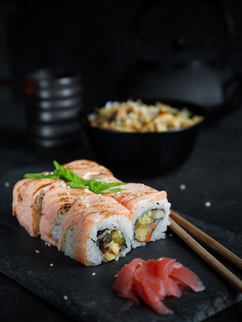Set di sushi servito su uno sfondo scuro