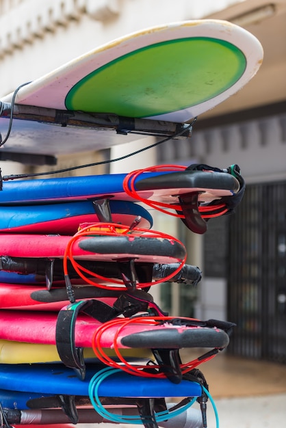 Set di tavole da surf di colore diverso in una pila. Francia