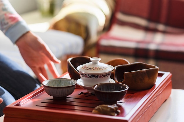 Set di teiera, tre tipi di tè e due ciotole sulla scrivania sono pronti per la cerimonia del tè