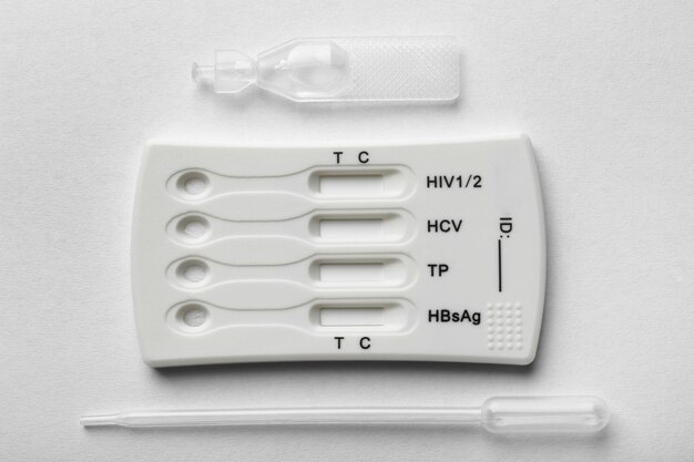 Set di test per l'HIV, l'epatite B C e la sifilide su sfondo bianco