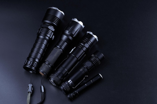 Set di torce tattiche tascabili nere isolate su sfondo nero