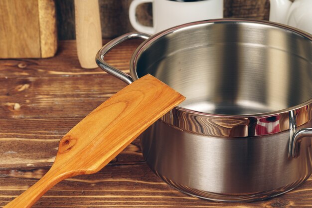 Set di utensili da cucina su un bancone della cucina