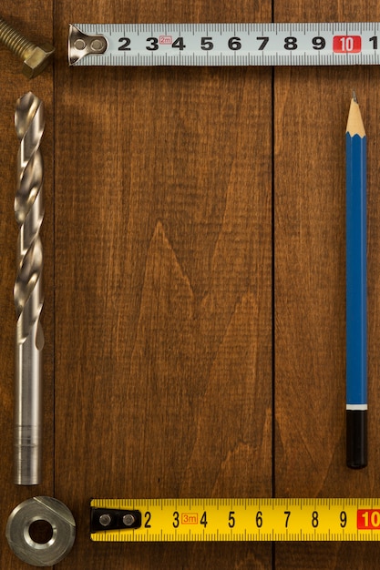 Set di utensili e strumenti su legno