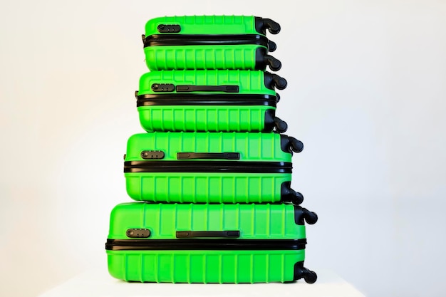 Set di valigie verdi per viaggi e vacanze