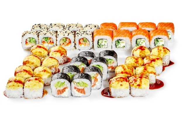 Set di vari rotoli di sushi giapponese per la cena in famiglia