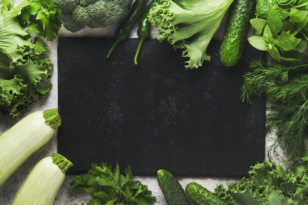 Set di varie verdure verdi e semi di ortaggi foglia superfood Fonte di proteine per i vegetariani Pasto vegetariano sano Fonti di fibre Concetto di crisi alimentare Vista dall'alto dello spazio di copia