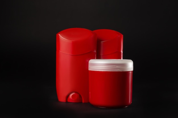 Set di vasetti cosmetici senza etichetta Confezione cosmetica mockup di branding vaso rosso vuoto isolato su sfondo nero