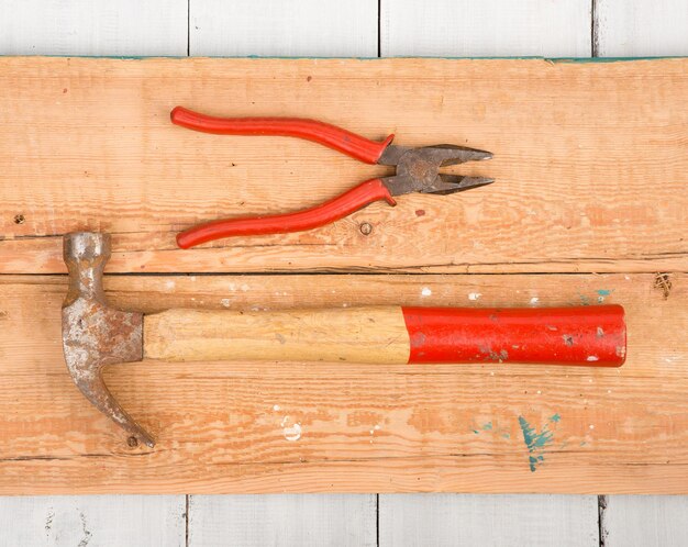 Set di vecchi strumenti martello e pinze su fondo di legno