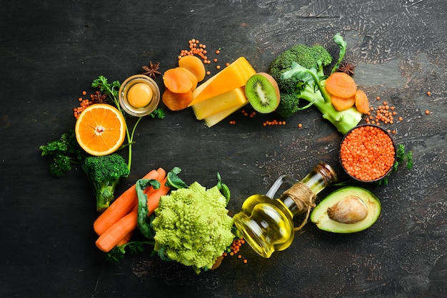 Set di verdure, frutta e alimenti biologici su sfondo scuro Alimenti dietetici sani Vista dall'alto Spazio libero per il testo