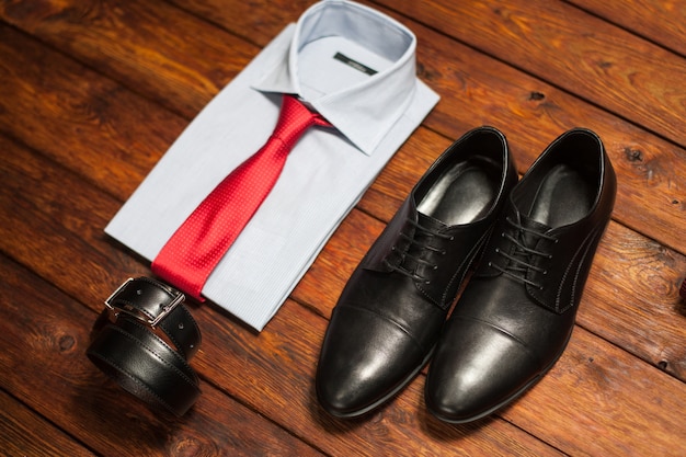 Set di vestiti di affari. Camicia bianca cravatta rossa cintura scarpe in pelle nera