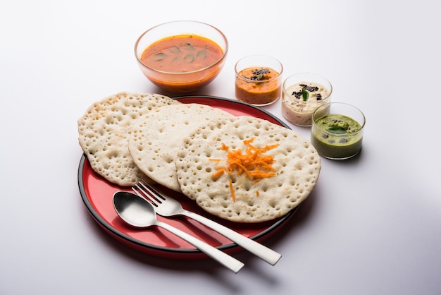 Set Dosa, Oothappam o uttapam style dosa è un popolare cibo dell'India meridionale servito con sambar e chutney, messa a fuoco selettiva