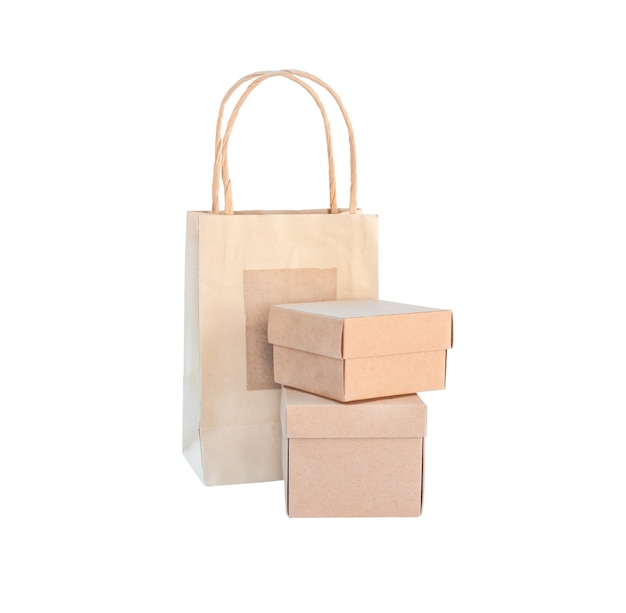 Set eco di scatole di cartone e pacchetto. due scatole e borsa isolato su sfondo bianco