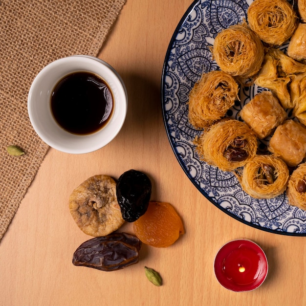 Set Eid e Ramadan con vista dall'alto di caffè arabo e dolci