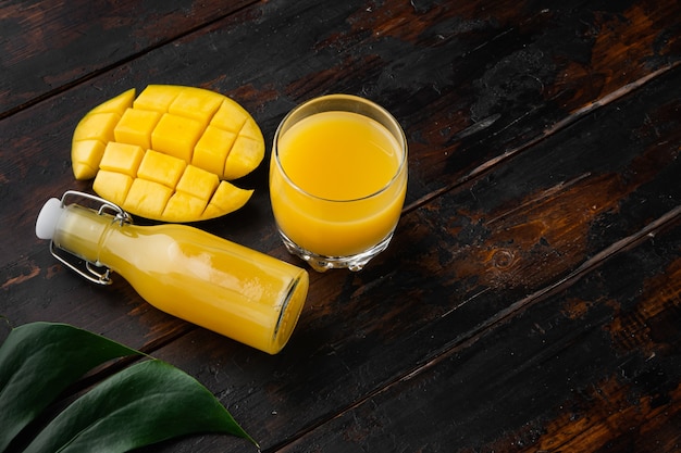 Set frullato di mango, su vecchio sfondo di tavolo in legno scuro, con copia spazio per il testo