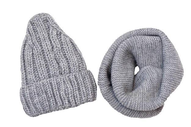 Set invernale, cappello caldo lavorato a maglia e snood di grande colore grigio lavorato a maglia.