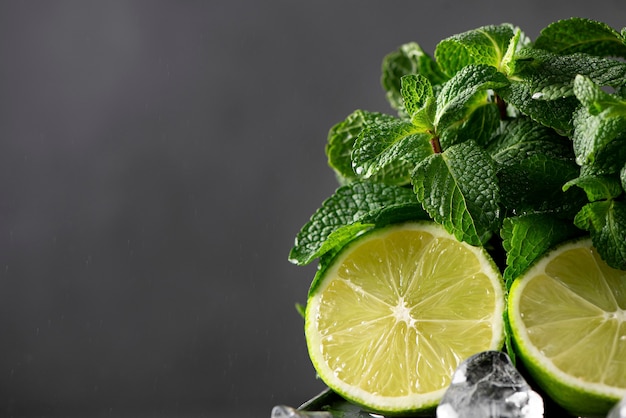 Set Mojito - menta fresca, lime e ghiaccio, primo piano