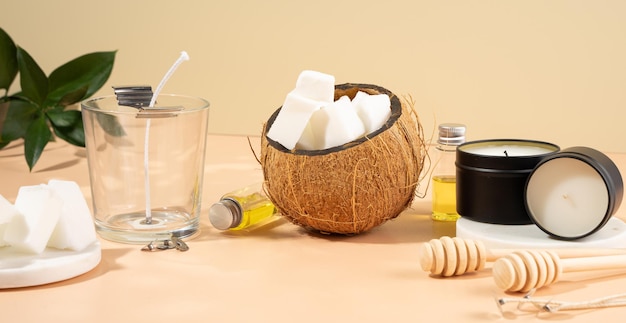 Set per candele di cera di cocco ecologiche naturali fatte in casa stoppino profumo olio aromatico Utensili per candeleCandele fai da te alla moda per la salute su sfondo beigeCopia spazioProdotto vegano Crueltyfree