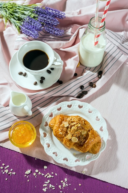 Set per la colazione Pane con marmellata sopra il disco sul fondo stabilito della tavola