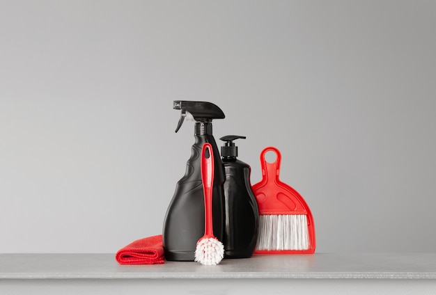 Set rosso e nero di strumenti e strumenti per la pulizia della cucina.