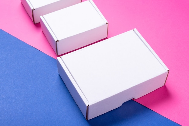 Set, sacco di scatola di cartone bianca su sfondo colorato, vista dall'alto