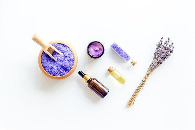 Set spa alla lavanda con sale da bagno viola e olio essenziale