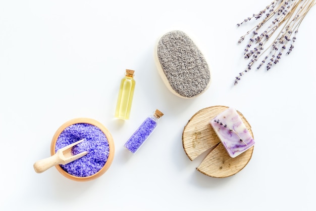 Set spa alla lavanda con sale da bagno viola e olio essenziale