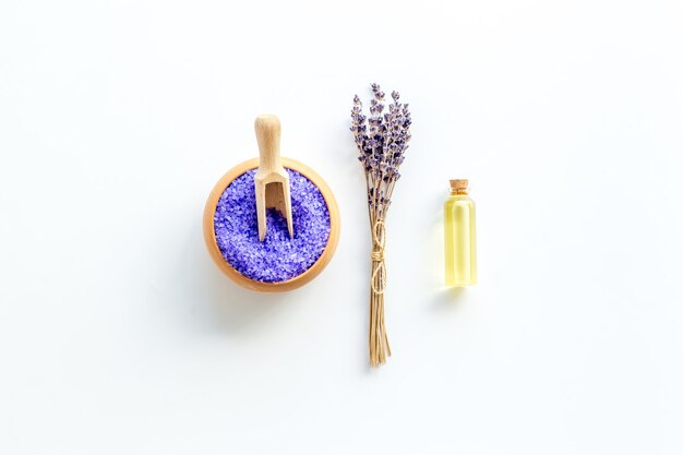 Set spa alla lavanda. Sale da bagno viola e olio essenziale